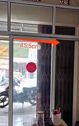 Kaca ruko bekas