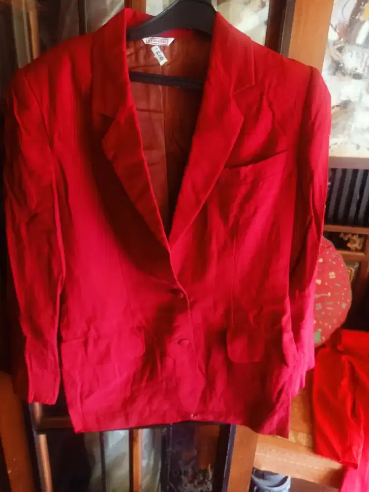 Blazer wanita warna merah