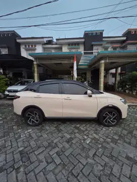Neta SUV, swarna Cream
