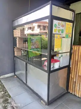 Etalase dagang, meja kompor, washtafel cuci piring.