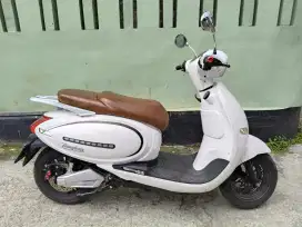 Motor Listrik irit , tenaga gede , KM rendah 375 , baru 4 bulan