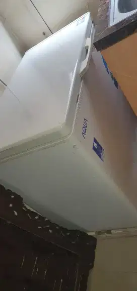 Kulkas freezer merek aqua