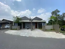 RUMAH DESAIN KEKINIAN DI JOGJA UTARA 700JT-an LAHAN LUAS