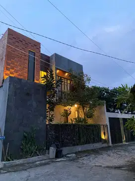Dijual Rumah Industrial Dengan Garasi Muat 4 Mobil Lokasi Maguwoharjo