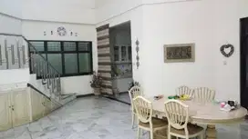 Dijual Rumah Mewah Eks OKL Dharmahusada Bangunan Terawat Siap Huni
