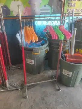 JUAL Perlengkapan BEKAS TOKO BAJU
