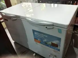 Freezer Modena 2 pintu kapasitas 370 liter MD37W mulus 90%