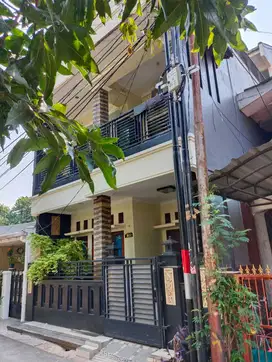 Rumah Lega Nyaman Asri  Siap Huni. 3 lt. Duren Sawit, Jakarta Timur*