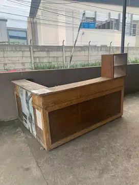 Etalase dan perlengkapan apotek