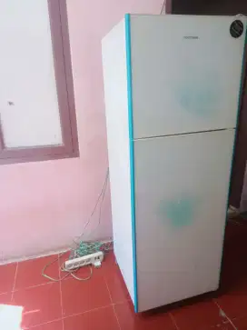 di jual kulkas 2 pintu merk Polytron kondisi normal dingin beku