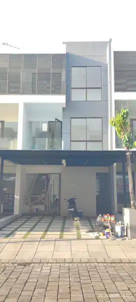 Murah Rumah 3 Lantai Siap Huni di Gardeville AA Graha Natura, Surabaya