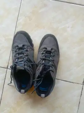 Sepatu Gunung Hiking