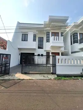 Rumah baru akses jalan lebar di komplek Rawamangun Jakarta Timur