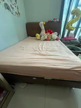 Kasur & Ranjang Headboard Coklat – Kondisi Bagus!