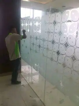 Jasa pemasangan sticker kaca film