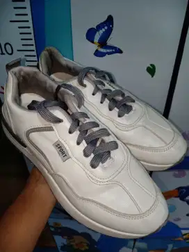 Sepatu merk GSI