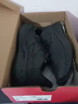 Sepatu New Balance Men NB411 V3 Black Size 43 Running ORIGINAL BARU