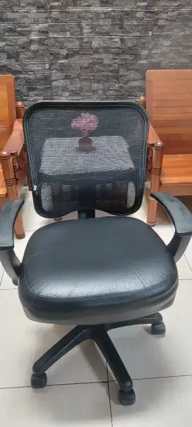 Kursi kantor hitam