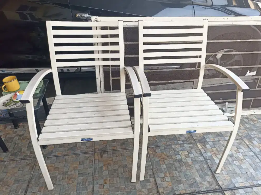 Sepasang kursi teras/taman dari besi