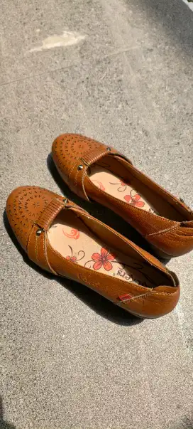 Preloved Original Authentic Kickers Wedges Leather Shoe size 38