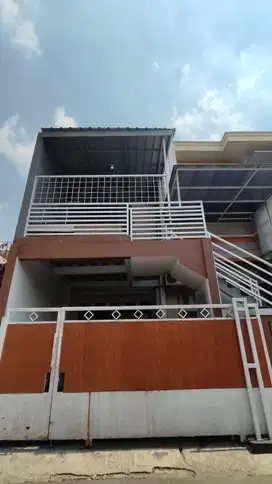Rumah 2 lantai anti banjir akses 2 mobil di Jatiasih