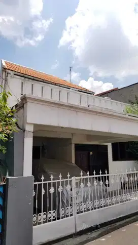 Rumah Lama  Akses Jalan 2 Mobil Lokasi Strategis  di Menteng Dalam