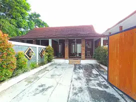 RUMAH KLASIK FULL FURNISHED DI PRAMBANAN, ADA KOLAM RENANG