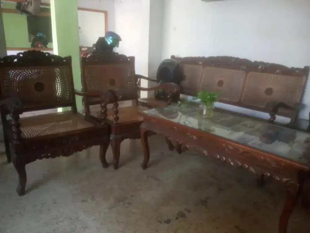 Satu set meja kursi tamu