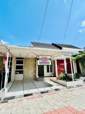 RUMAH BARU disewakan. Di dalam perumahan, dekat Sleman City Hall