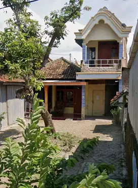 RUMAH 2 LANTAI DEKAT ALUN ALUN PONOROGO