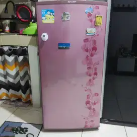 Kulkas sharp 1 pintu, masih berfungsi normal, bonus kunci kulkas