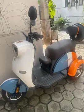 Sepeda Listrik Roda Tiga merk Selis