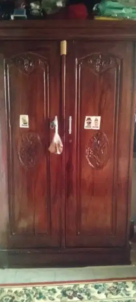Lemari dan sprei pengantin