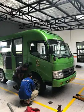 Mekanik untuk operasional toko ban dan service