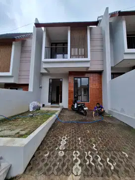 Dikontrakkan / disewakan rumah baru 2 lantai