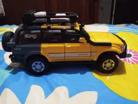 Miniatur Mobil Toyota Land Cruiser