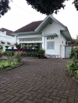 Rumah Klasik Luas Tepi Jalan Raya Diponegoro Gondanglegi Malang