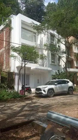 Rumah Kantor Putih Elegan Di Dago Dijual 3 KT 3 KM