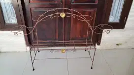 Rak Besi Tanaman Hias