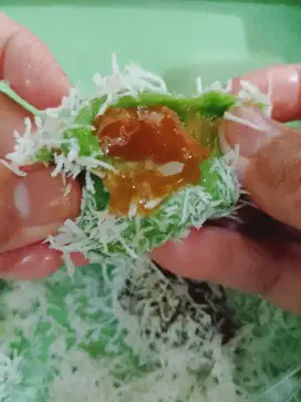 Klepon kekinian dengan banyak isi, manisnya pas, tidak bikin eneg