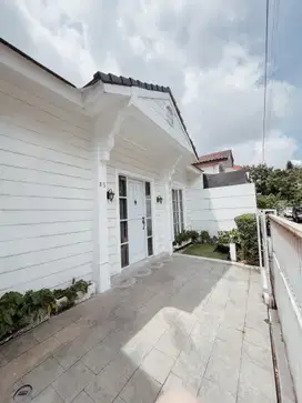 Dijual rumah cantik American Style di cinere