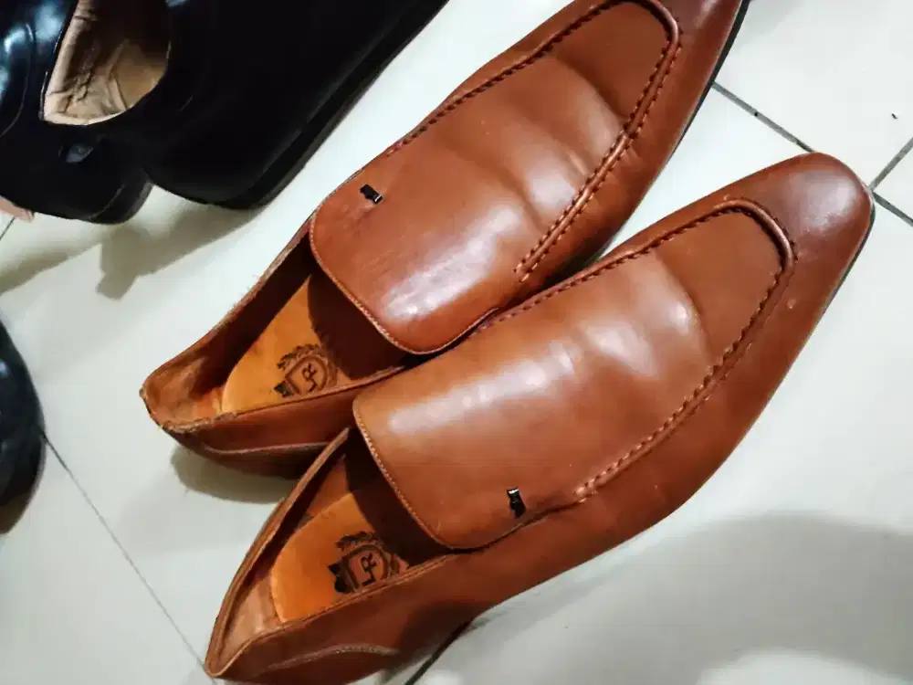 Sepatu pantofel pria