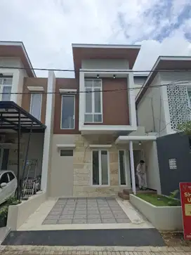 Dijual Rumah 2 Lantai Modern Minimalis di Tengah Kota Malang Siap Huni