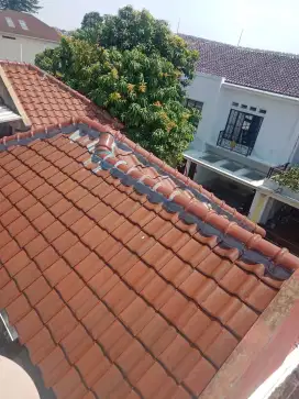 Perbaikan atap bocor dan renovasi