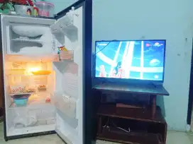 Bekas.    Kulkas 1 pintu sharp,  & TV led 32 Inch Polytron. smart tv