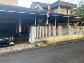 Rumah Lama Terawat Dekat Bikasoga di Suryalaya Buah Batu Bandung.