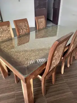 Meja makan siap pake