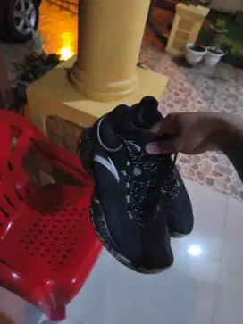 Sepatu basket Anta klay Thompson