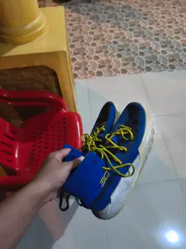 Sepatu basket under armour steph curry