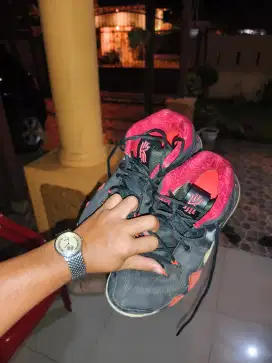 Sepatu basket Kyrie 4